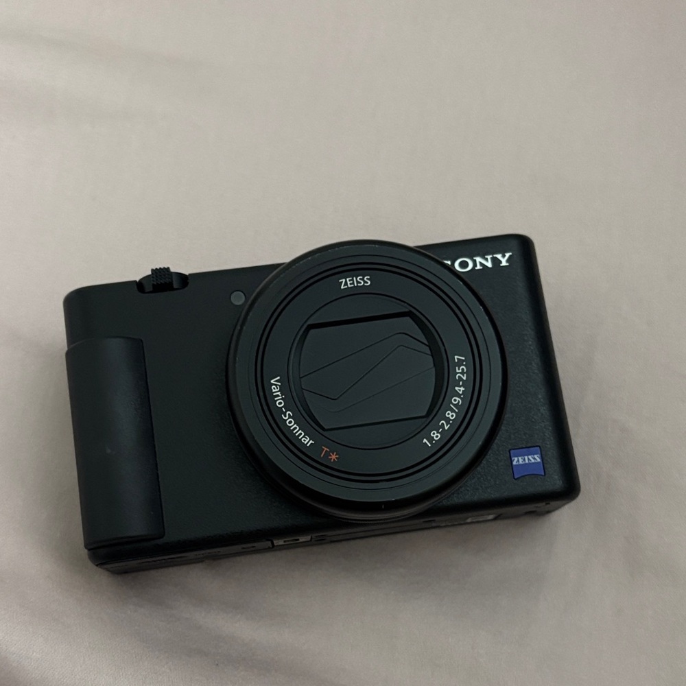 Sony Compact Digital Camera in Black with Flip LCD - Picture 3 of 4